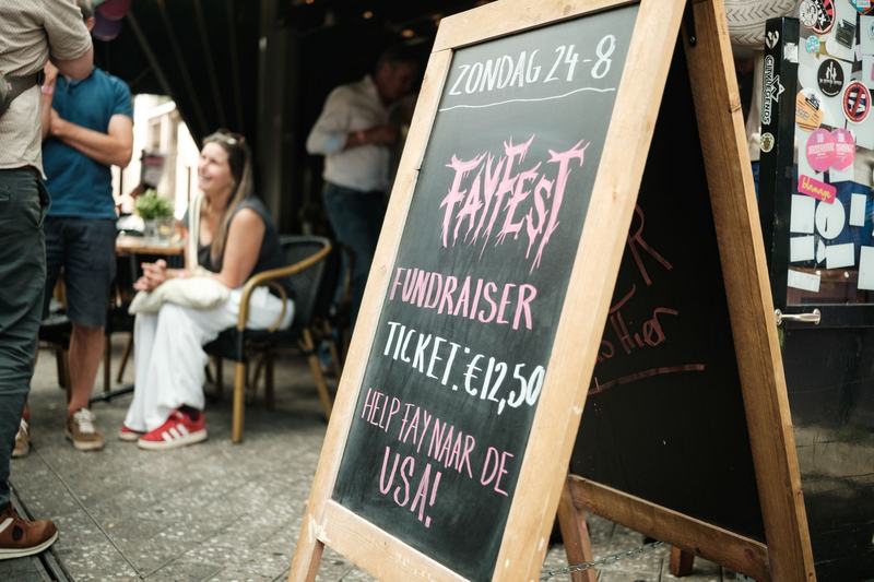 Krijtbord op het terras: FayFest fundraiser, help Fay naar de USA!