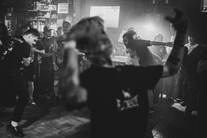 Moshpit voor het podium tijdens Cold Grip, zwart-wit