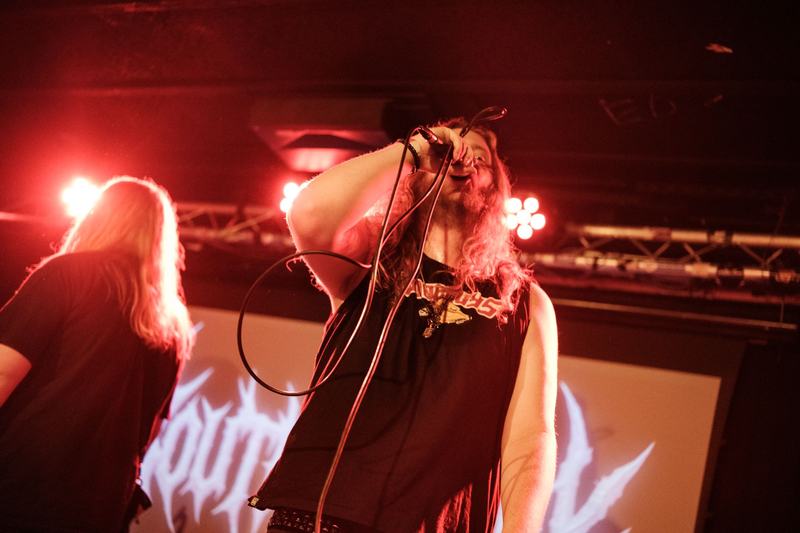 Vocalist van Southsideklik in rood licht