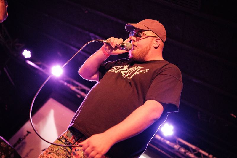 Rapper van Side City in paars licht