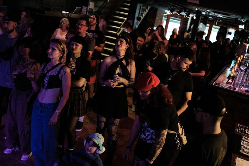 Publiek dicht op elkaar in een volle zaal