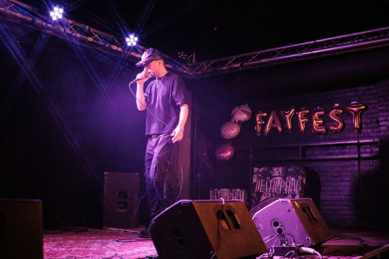 L3ROUX op het podium onder een FayFest-spandoek