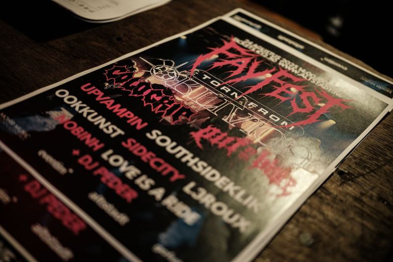 Affiche van FayFest op tafel, met de namen van de bands