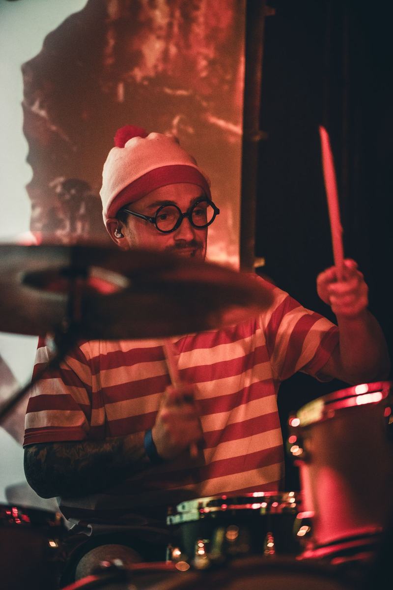 Drummer van Swanslaughter verkleed als Waldo