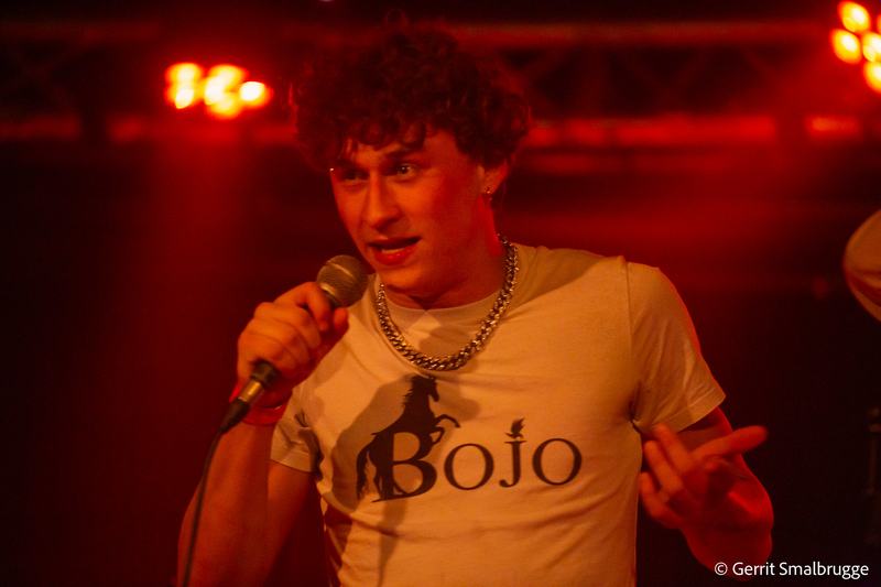 Zanger van Nowll in rood licht