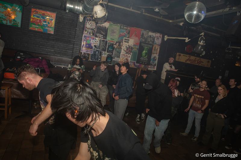 Headbangend publiek in de pit