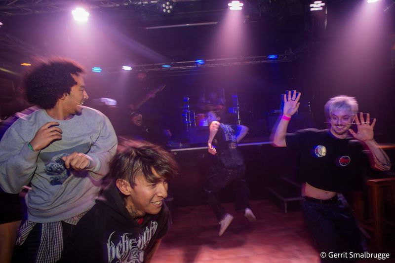 Publiek danst en springt