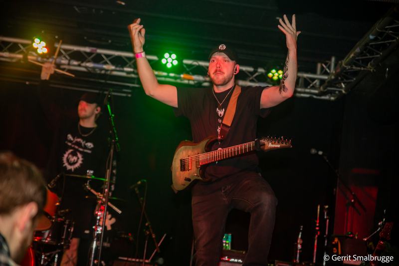 Gitarist van Heartless Humanharvest met de armen omhoog