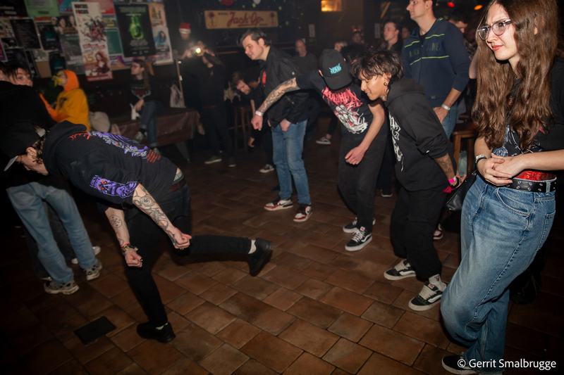 Volle pit met dansend publiek